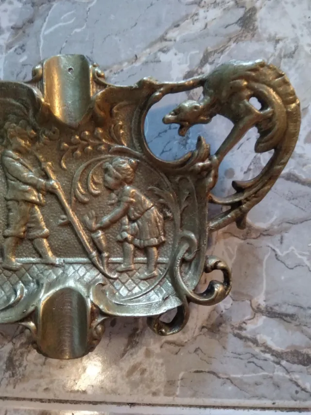 Figure antiche posacenere e drago