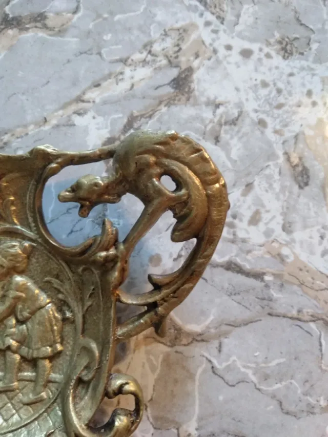 Figure antiche posacenere e drago