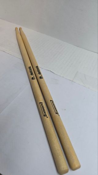 Guitarra +  Bateria + Microfono
Rockband 1 y 2 Ps3