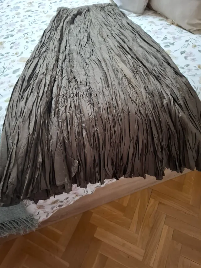 Falda marrón plisada