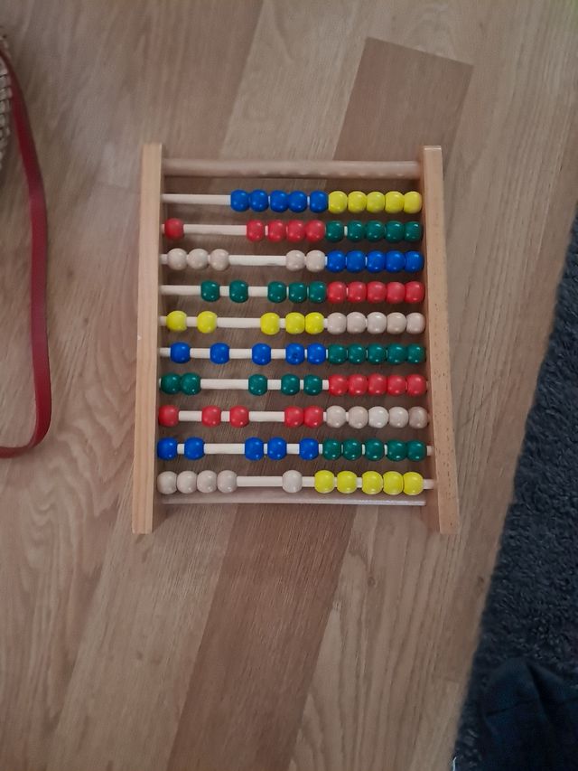 Ábaco de madera con cuentas de colores