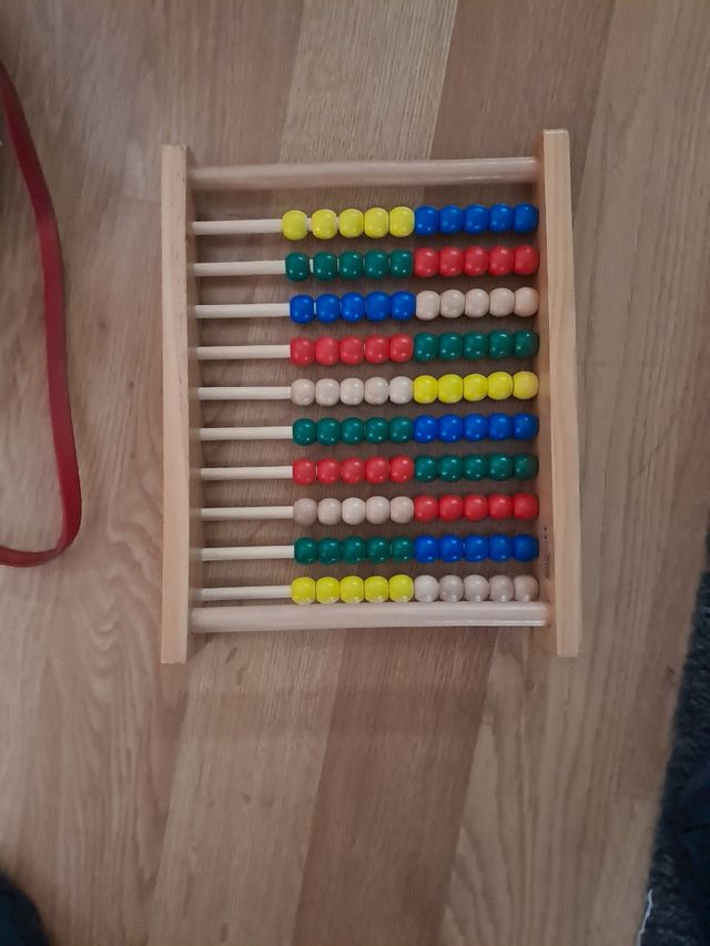 Ábaco de madera con cuentas de colores