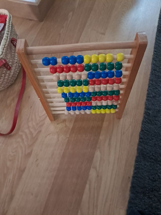 Ábaco de madera con cuentas de colores