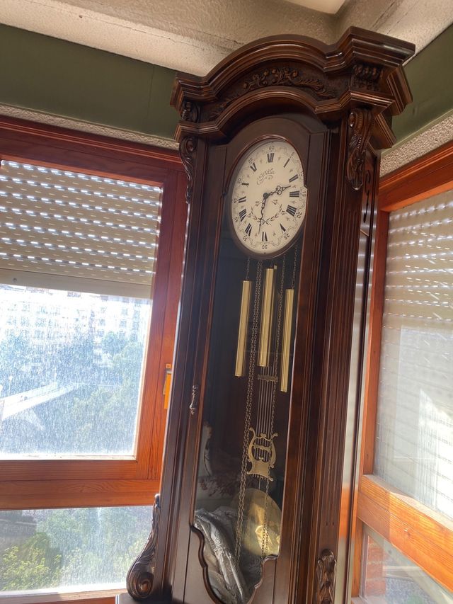 Relógio de pé antigo em madeira e metal