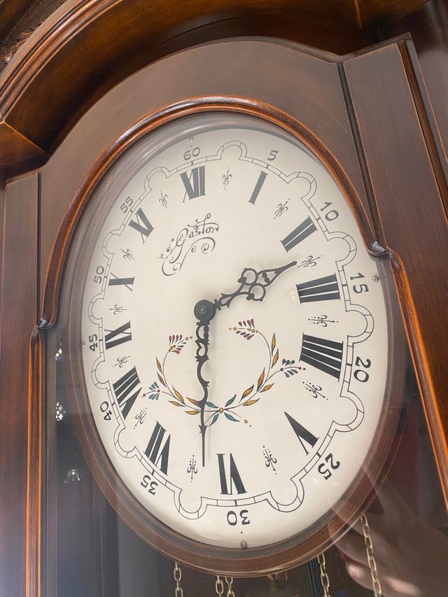 Orologio da piede antico in legno e metallo