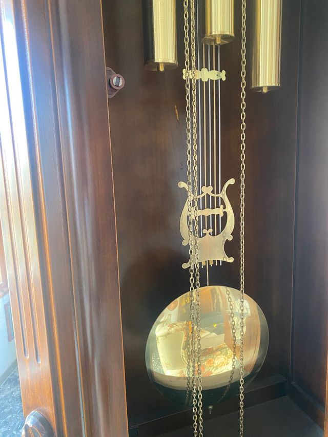 Relógio de pé antigo em madeira e metal