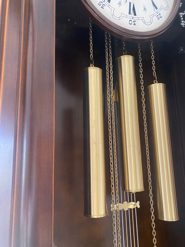 Orologio da piede antico in legno e metallo