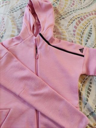 Chaqueta deportiva rosa con capucha