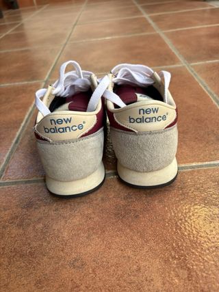 Zapatillas New Balance Rojo y Beige, modelo 420