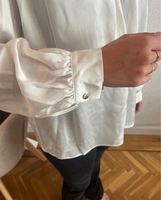 Blusa de satén blanca