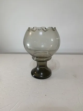 Jarrón de cristal ahumado con borde ondulado