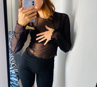 Blusa negra de malla manga larga