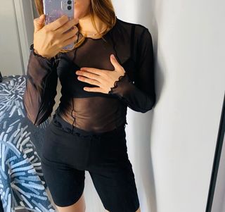 Blusa negra de malla manga larga