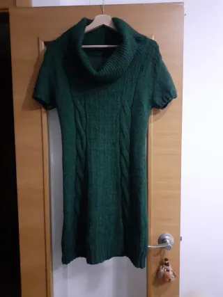 Vestido de punto verde con cuello alto