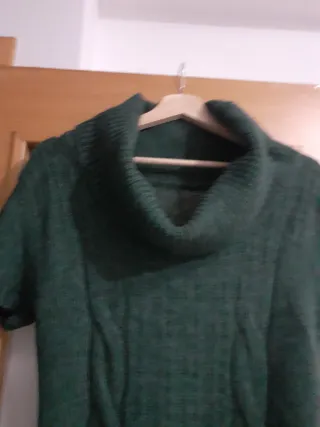 Vestido de punto verde con cuello alto