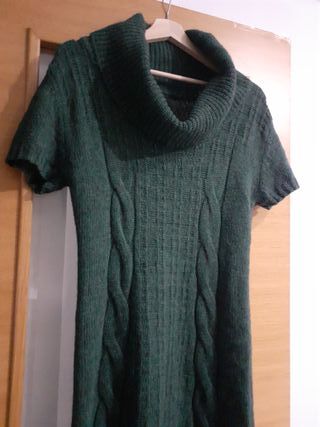 Vestido de punto verde con cuello alto