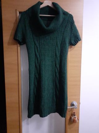 Vestido de punto verde con cuello alto