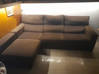 SE REGALA Sofá chaise longue marrón.