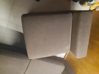 SE REGALA Sofá chaise longue marrón.
