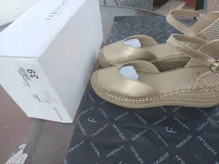 Zapatillas Fabiolas doradas talla 39