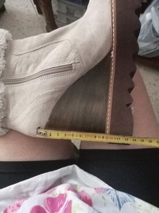 Botines ante con adorno de piel de conejo beige