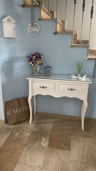 Mueble de entrada blanco y madera
