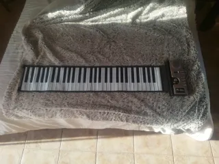 Piano enrollable con altavoz
