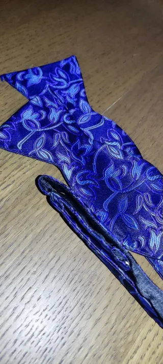 Pajarita azul con estampado floral