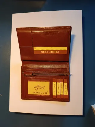 Cartera MODLUX. Cuero auténtico.