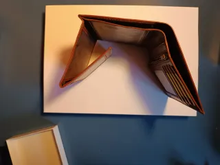Cartera MODLUX. Cuero auténtico.