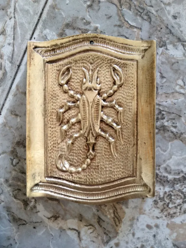 Posacenere con rilievo a forma di scorpione