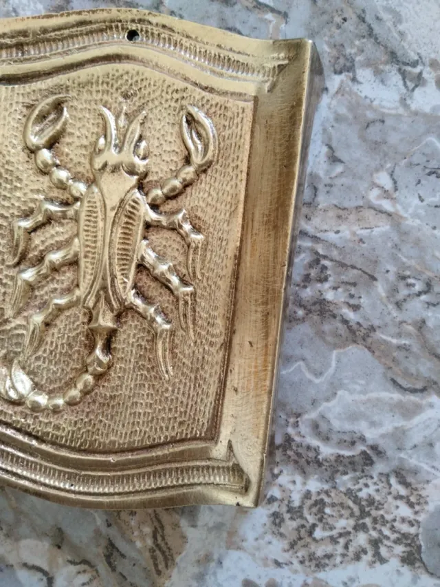 Posacenere con rilievo a forma di scorpione