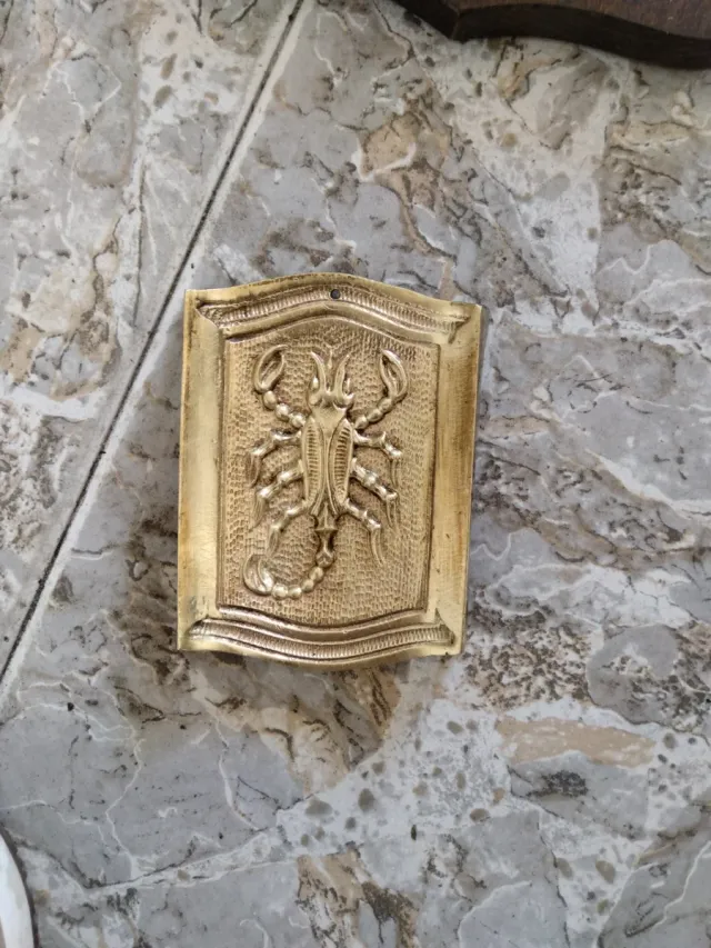 Posacenere con rilievo a forma di scorpione