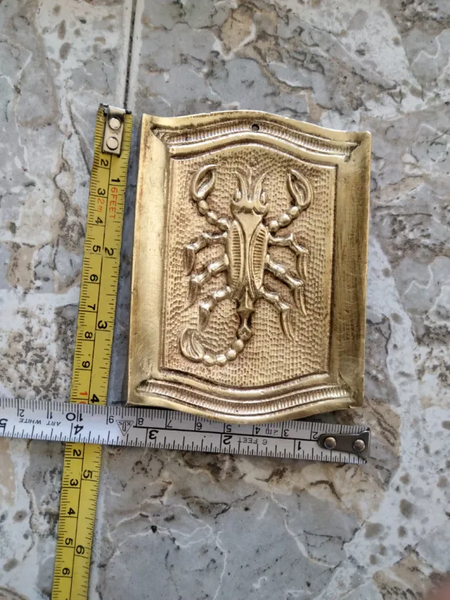 Posacenere con rilievo a forma di scorpione