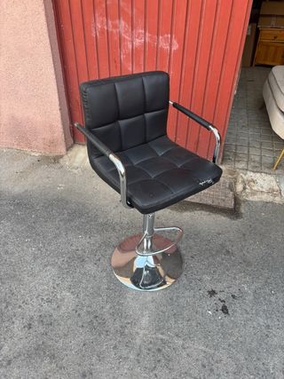 Taburete polipiel negro para recepción