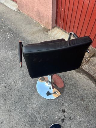 Taburete polipiel negro para recepción