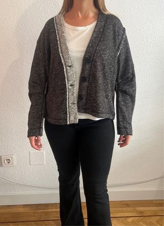 Chaqueta gris y multicolor