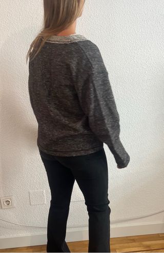 Chaqueta gris y multicolor