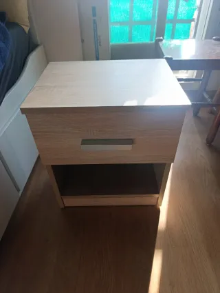 2 Mesitas de noche de madera