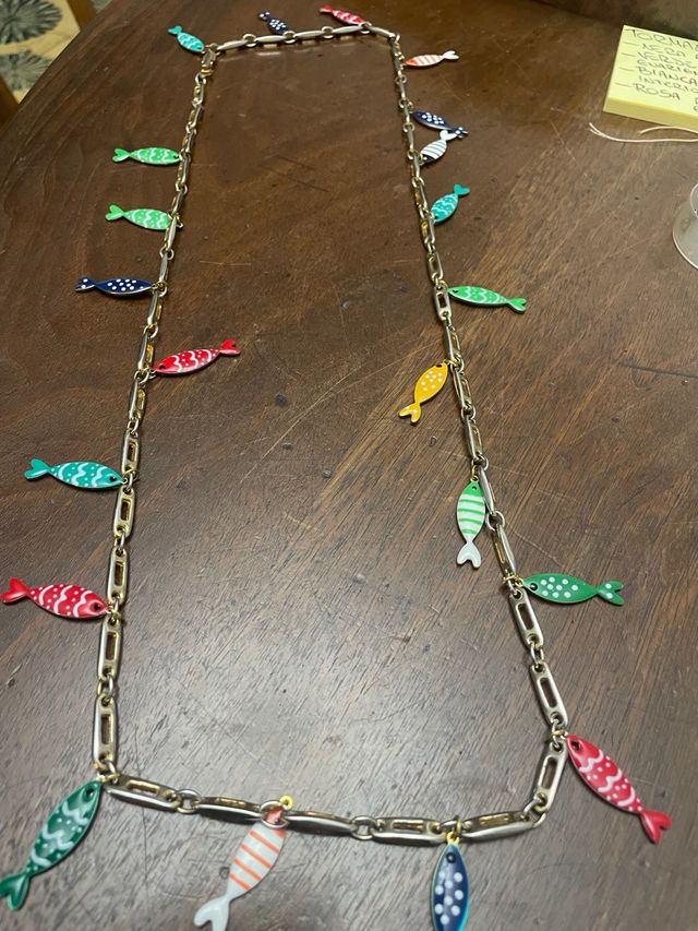 Collana con pesci colorati in metallo