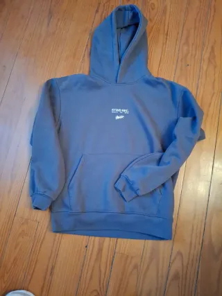 Sudadera con capucha gris