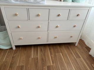 Cómoda blanca de madera con tiradores de estrella