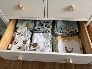 Cómoda blanca de madera con tiradores de estrella
