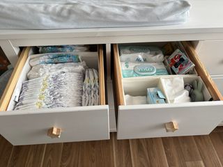 Cómoda blanca de madera con tiradores de estrella