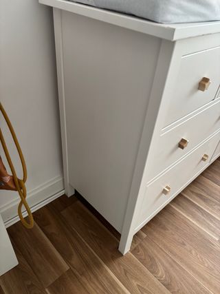 Cómoda blanca de madera con tiradores de estrella