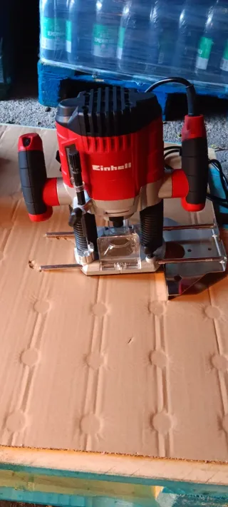 Fresadora Einhell y caja con fresas.