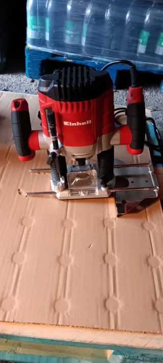 Fresadora Einhell y caja con fresas.