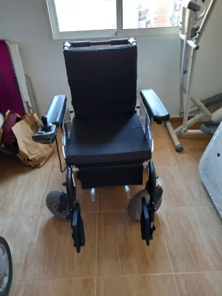 Silla de ruedas eléctrica en muy buen estado.