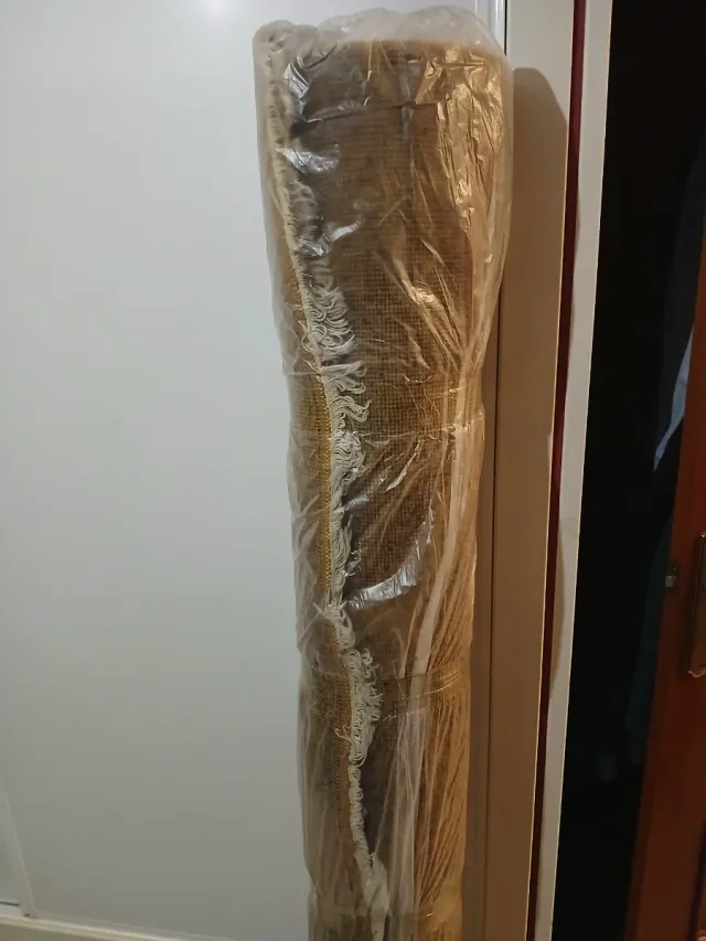 Alfombra de salón mostaza y rojo oscuro.