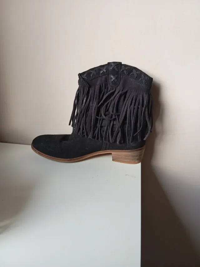 Botín negro con flecos